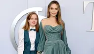 (Kiri-Kanan) Vivienne Jolie-Pitt dan ibunya, Angelina Jolie, menghadiri Tony&nbsp;Awards&nbsp;ke-77 di Teater David H. Koch, Lincoln Center, New York City, Amerika Serikat, 16 Juni 2024. (Dia Dipasupil/Getty Images/AFP)