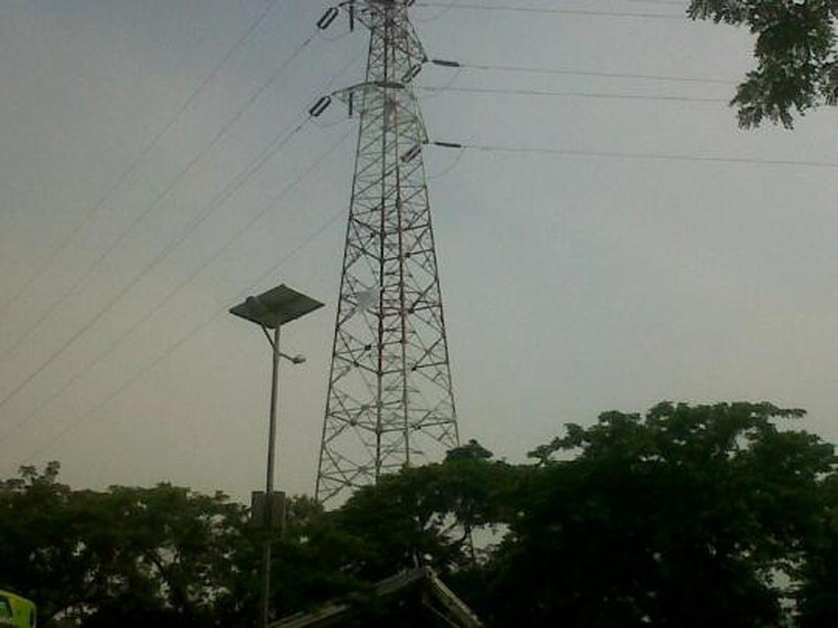 Pria berpakaian 'pocong' nekat memanjat menara SUTET