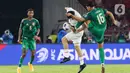 Jelang akhir babak pertama, timnas Indonesia terus menggempur barisan pertahanan Arab Saudi. (Liputan6.com/Herman Zakharia)