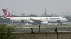Sebuah pesawat maskapai Turkish Airlines yang terbang dari Bangkok melakukan pendaratan darurat di New Delhi, Selasa (7/7/2015). Pendaratan darurat dilakukan, karena teror bom secara tertulis di sebuah toilet pesawat. (REUTERS/Stringer)