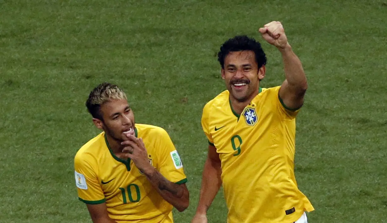 Selebrasi dua penggawa Brasil, Neymar (kiri) dan Fred, usai merobek jala gawang Kamerun di laga terakhir penyisihan Piala Dunia 2014 Grup A di Stadion Nasional Brasil, (24/6/2014). (REUTERS/David Gray