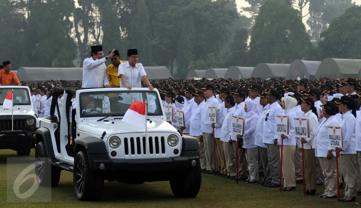 Ketua Dewan Pertimbangan Golkar versi Munas Bali, Akbar Tanjung (kanan-depan) dalam upacara bendera HUT RI ke-70 bersama ribuan kader Partai Gerindra di Lapangan Nusantara Polo Club, Bogor, Jawa Barat, Senin (17/8/2015). (Liputan6.com/Helmi Fithriansyah)