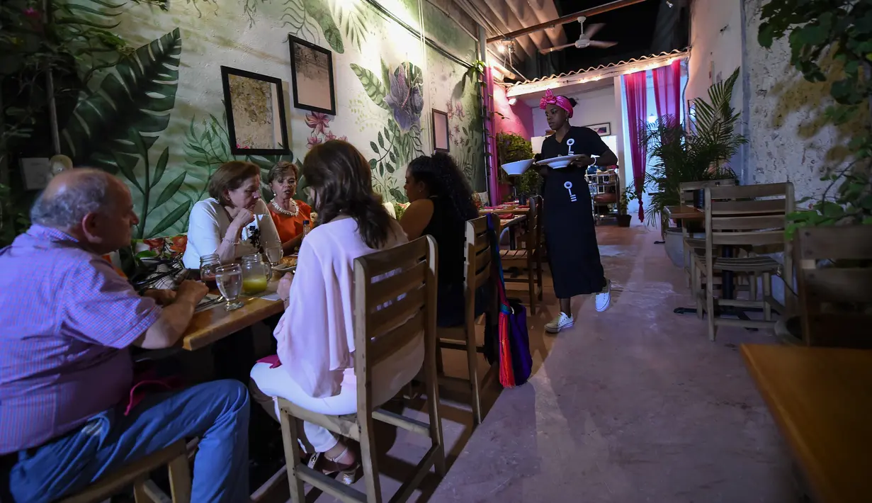 Seorang narapidana wanita, Arleth Martinez (kanan) melayani pelanggan di restoran Interno di Cartagena, Kolombia (24/8). Restoran ini merupakan restoran pertama di Kolombia yang berada di dalam area penjara. (AFP Photo/Raul Arboleda)