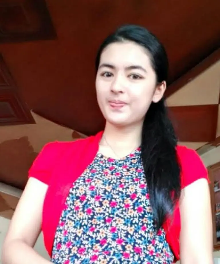 Brenda saat bekerja sebegai kuli bangunan. | Sumber Foto: rakyatku.com