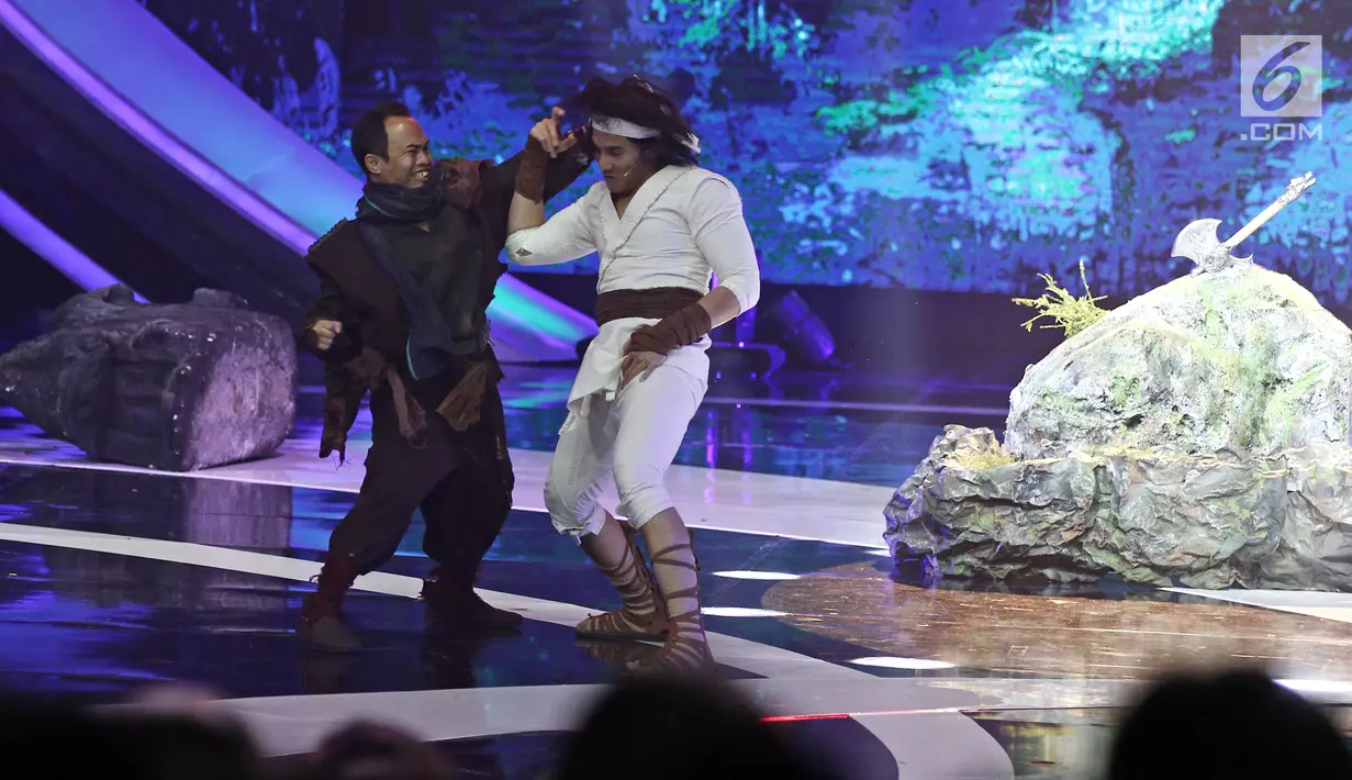 Pemeran 'Wiro Sableng', Vino Bastian (kanan) berkelahi dengan penjahat dalam acara IBOMA 2018 di STUDIO 6 EMTEK CITY, Jakarta, Jumat (23/3). (Liputan6.com/Herman Zakharia)