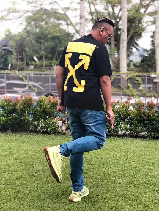 Untuk hobinya itu, Uya ternyata memiliki budget tersendiri. Dan ia juga selalu mengontrol soal pembelian sepatunya itu. Jika sudah merasa berlebihan, maka ia menahannya. Bahkan, Cinta lebih sering mengingatkannya. (Instagram/king_uyakuya)