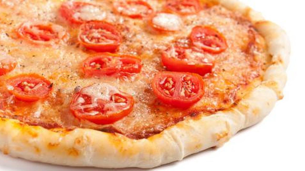 Pizza terbesar sejagat beratnya 25 ton
