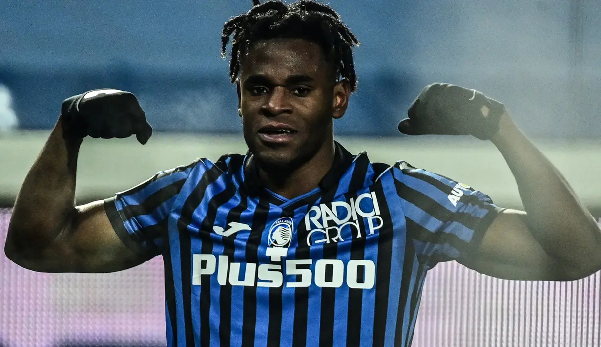 Striker Atalanta, Duvan Zapata melakukan selebrasi usai mencetak gol pertama timnya ke gawang Napoli dalam laga leg kedua semifinal Coppa Italia 2020/21 di The Azzurri d'Italia Stadium, Rabu (10/2/2021). Atalanta menang 3-1 atas Napoli. (AFP/Miguel Medina)