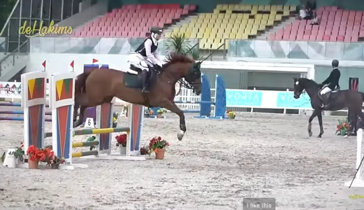 Tidak hanya di Jakarta, anak Irfan Hakim dan Della Sabrina itu juga pernah mengikuti kejuaraan berkuda di Surabaya. Bahkan sempat terjatuh dari kudanya. [Youtube/deHakims channel]