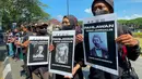 Wartawan yang tergabung dalam PWI Malang Raya, AJI Malang, IJTI Korda Malang, dan PFI Malang menyampaikan pernyataan sikap saat aksi damai di Bundaran Tugu Kota Malang, Senin (27/7/2026). (PFI Malang)