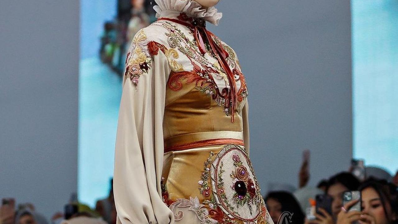 6 Potret Kimberly Ryder Tampil Cantik Menawan di Catwalk Jakarta Fashion Week 2025, Bak Bangsawan Belanda Kenakan Busana Bersulam Bunga