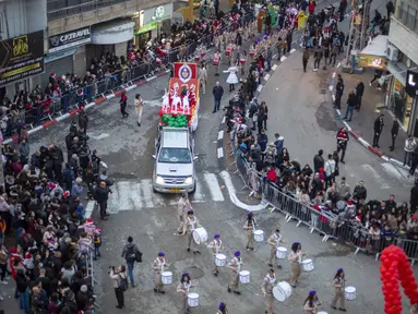 Umat Kristen Arab Israel merayakan parade Natal tahunan di Nazareth, Israel, Jumat (24/12/2021). (AP Photo/Ariel Schalit)