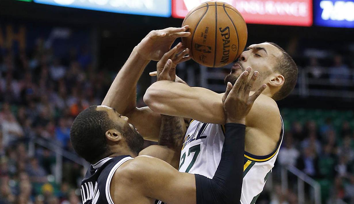 Pebasket Brooklyn Nets, Wayne Ellington berebut bola dengan pebasket Utah Jazz, Rudy Gobert, pada lanjutan NBA di Salt Lake City, Amerika Serikat, Sabtu (27/2/2016). (Reuters/Jeffrey Swinger)