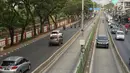 Kendaraan masuk jalur Transjakarta di kawasan Pasar Rumput, Jakarta, Jumat (15/9/2019). Tilang elektronik ditargetkan mulai diterapkan pada 12 koridor transjakarta yang bertujuan untuk kelancaran dan ketertiban laju bus transjakarta serta lalu lintas secara umum. (Liputan6.com/Immanuel Antonius)