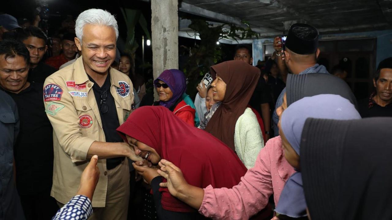 Ganjar tidur di kasur usang miliknya, dan terlihat sangat bahagia.<br>