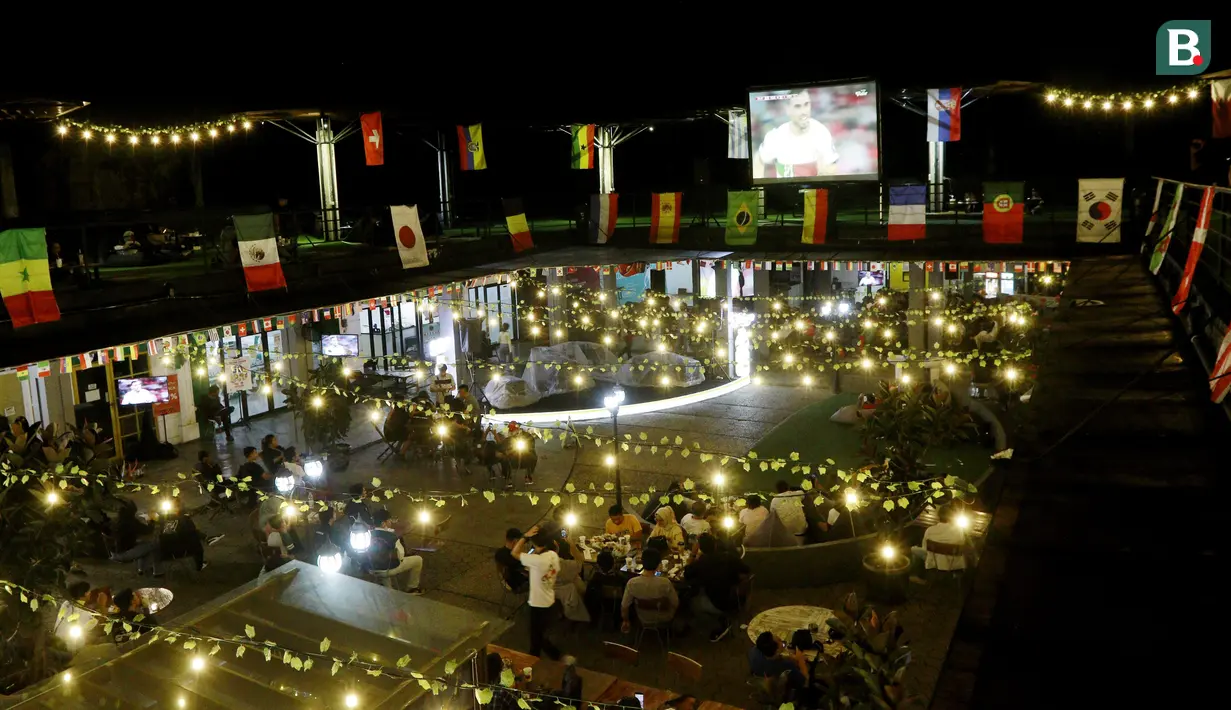 Tidak hanya nonton bareng saja, ada hiburan musik, dan kuis berhadiah total jutaan rupiah bagi para penonton yang hadir di lokasi. (Bola.com/M iqbal Ichsan)
