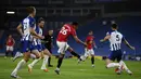 Pemain Manchester United Mason Greenwood  (tengah) mencetak gol ke gawang Brighton pada pertandingan Premier League di Stadion AMEX, Brighton, Inggris, Selasa (30/6/2020). Manchester United menang 3-0 dengan dua gol dicetak Bruno Fernandes. (Andy Rain/Pool via AP)