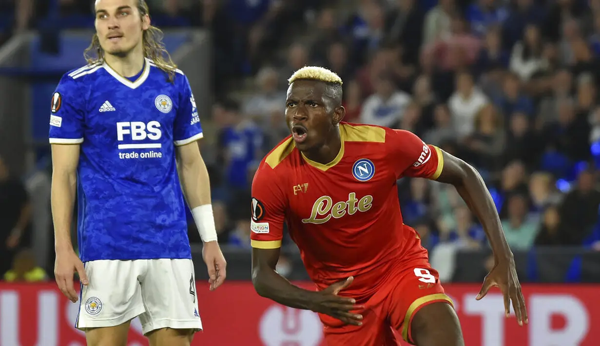 Penyerang Napoli, Victor Osimhen berselebrasi usai mencetak gol ke gawang Leicester City pada pertandingan Grup C Liga Europa di Stadion King Power di Leicester, Inggris, Jumat (16/9/2021). Leicester City bermain imbang atas Napoli 2-2. (AP Photo/Rui Vieira)