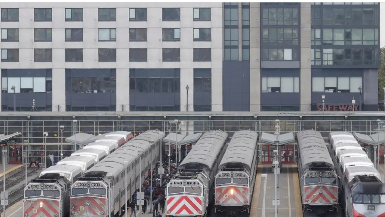 Beberapa kereta tampak terparkir di stasiun kereta Caltrain di San Francisco, pada 16 Oktober 2019. (Foto: AP/Jeff Chiu)