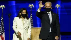 Presiden terpilih Joe Biden (kanan) bersama Wakil Presiden terpilih Kamala Harris (kiri) saat menyampaikan pidato kemenangan Pilpres AS 2020 di Wilmington, Delaware, Amerika Serikat, Sabtu (7/11/2020). Joe Biden dan Kamala Harris memenangkan Pilpres AS 2020. (AP Photo/Andrew Harnik, Pool)