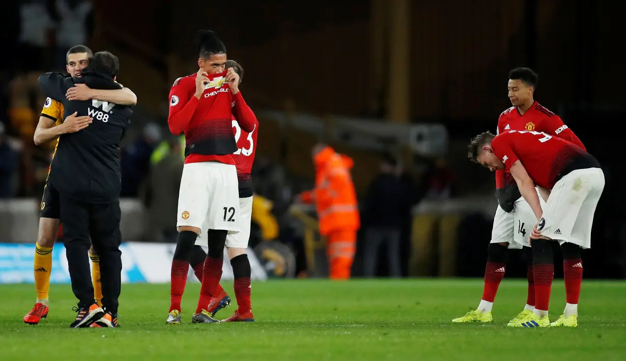 Ekspresi pemain Manchester United Chris Smalling dan Jesse Lingard setelah kalah dari Wolverhampton Wanderers pada laga pekan ke-33 Liga Inggris di Stadion Molineux, Wolverhampton, Inggris, Selasa (2/4). (Reuters/Andrew Boyers)