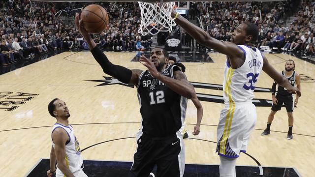 LaMarcus Aldrige (no 12) memimpin Spurs kalahkan Warriors pada laga NBA