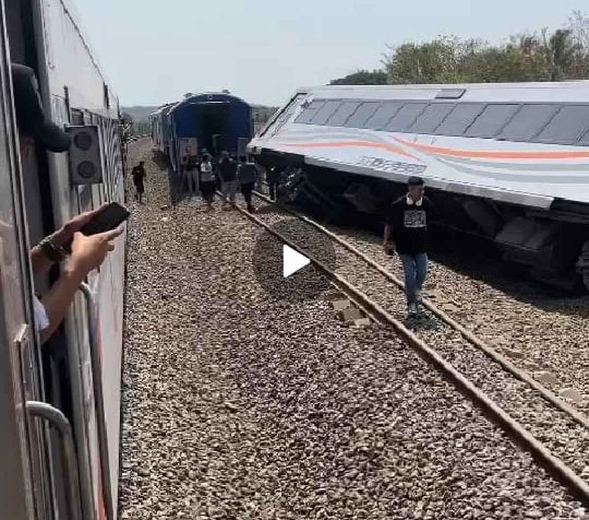 Meski begitu, Joni belum menjawab pesan terkait jumlah korban maupun update penanganan atas anjloknya KA Argo Semeru.&nbsp;