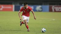 Pemain Timnas Indonesia U-19, Hokky Caraka mengejar bola saat melawan Brunei Darussalam U-19 dalam laga matchday kedua penyisihan Grup A Piala AFF U-19 2022 di Stadion Patriot Candrabhaga, Bekasi, Senin (4/7/2022). (Bola.com/M Iqbal Ichsan)