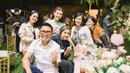 Beberapa teman artis pun turut menghadiri ulang tahun Sarwendah yang ke-33 tahun. Ada Eko Patrio dan istri, serta beberapa artis lain. (instagram.com/ruben_onsu)