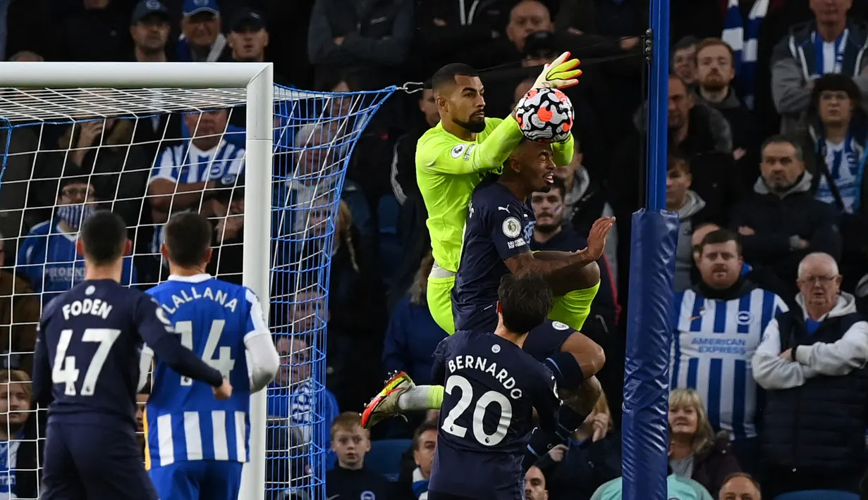 Gol sempat diprotes para pemain Brighton and Hove Albion. Mereka menilai sebelum terjadinya gol, Robert Sanchez mendapatkan gangguan dari Gabriel Jesus. Wasit tetap mensahkan gol usai memeriksa rekaman VAR. (AFP/Glyn Kirk)