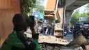 JPO rusak akibat ditabrak truk bermuatan alat berat di Jalan Raya Kapten Tendean, Jakarta, Selasa (14/07/2026).