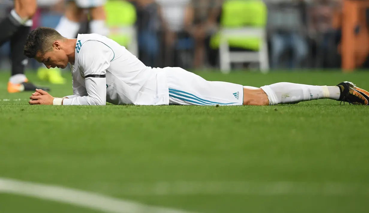 Striker Real Madrid, Cristiano Ronaldo, tampak kecewa usai gagal menjebol gawang Real Betis pada laga La Liga Spanyol di Stadion Santiago Bernabeu, Rabu (20/9/2017). Real Madrid kalah 0-1 dari Real Betis. (AFP/Gabriel Bouys)