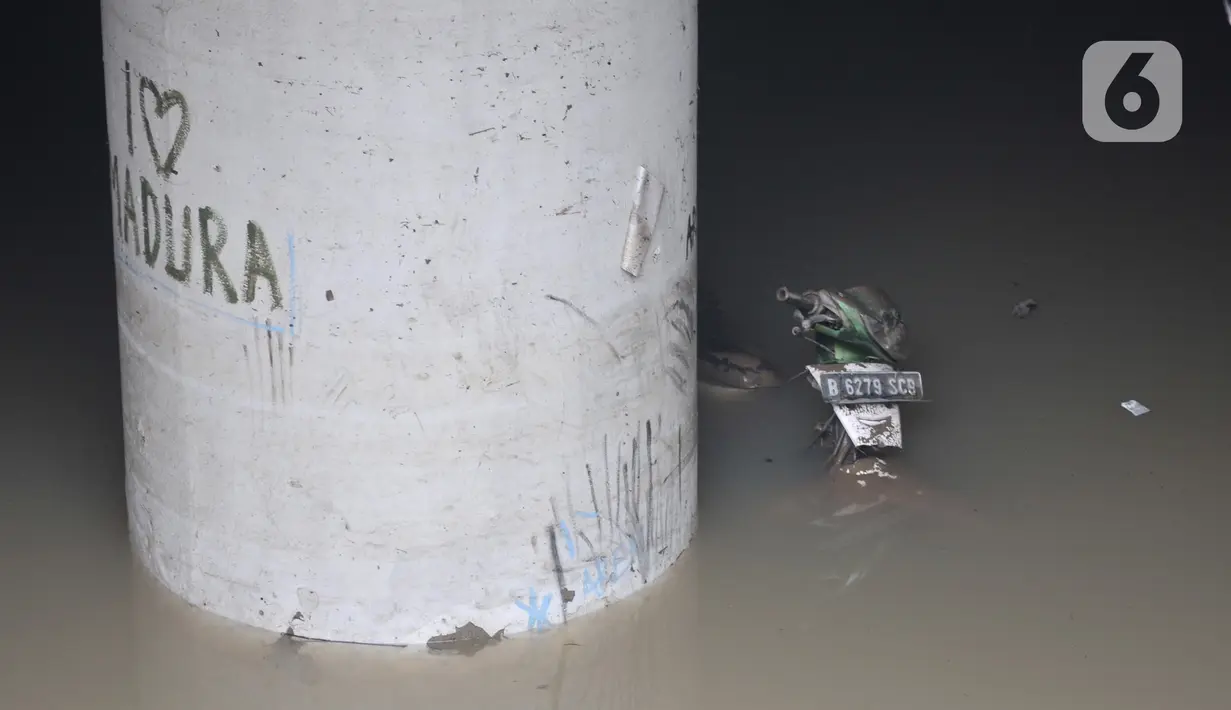 Sepeda motor milik salah satu warga terendam banjir di Underpass Kemayoran, Jakarta, Minggu (26/1/2020). Ketinggian air yang masih merendam underpass Kemayoran mencapai 1,5 meter. (merdeka.com/Iqbal S Nugroho)