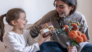 Merayakan ri Ibu dengan memberikan hadiah (Foto: Freepik)