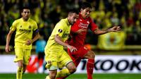 Gelandang Liverpool, Roberto Firmino (kanan) saat mencoba merebut bola dari bek Villarreal, Marco, pada laga leg pertama semifinal Liga Europa, di Stadion El Madrigal, Kamis atau Jumat (29/4/2016) dini hari WIB. (AFP/Biel Alino). 