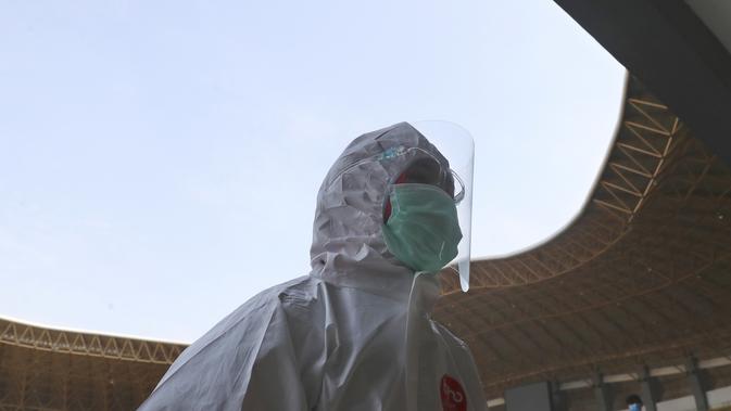 Seorang petugas medis berjalan di stadion Patriot Candrabhaga untuk menjadikan salah satu ruangan di stadion sebagai fasilitas karantina bagi orang-orang yang menunjukkan gejala COVID-19 di tengah wabah baru virus corona di Bekasi di pinggiran Jakarta, Rabu, (9/9/2020). (AP Photo/Achmad Ibrahim)