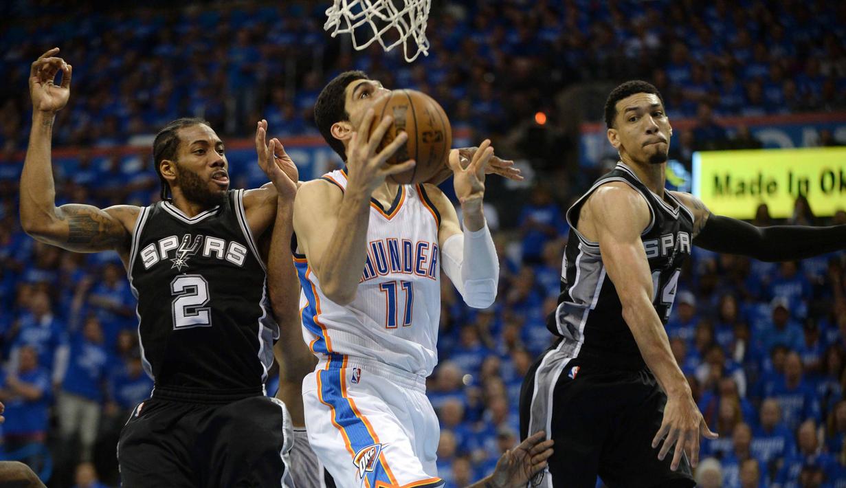 Pebasket OKC Thunder, Enes Kanter (11) dihadang para pemain San Antonio Spurs pada lanjutan NBA Playoffs game ke-6 semifinal wilayah barat di Chesapeake Energy Arena,Oklahoma City, (12/5/2016). (Mark D. Smith-USA TODAY Sports)