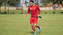 Striker Persija Jakarta, Addison Alves, bersiap menjadi kiper saat latihan di Lapangan Sutasoma, Halim, Jakarta, Minggu (25/2/2018). Persija kembali berlatih usai meraih gelar juara Piala Presiden 2018. (Bola.com/Asprilla Dwi Adha)