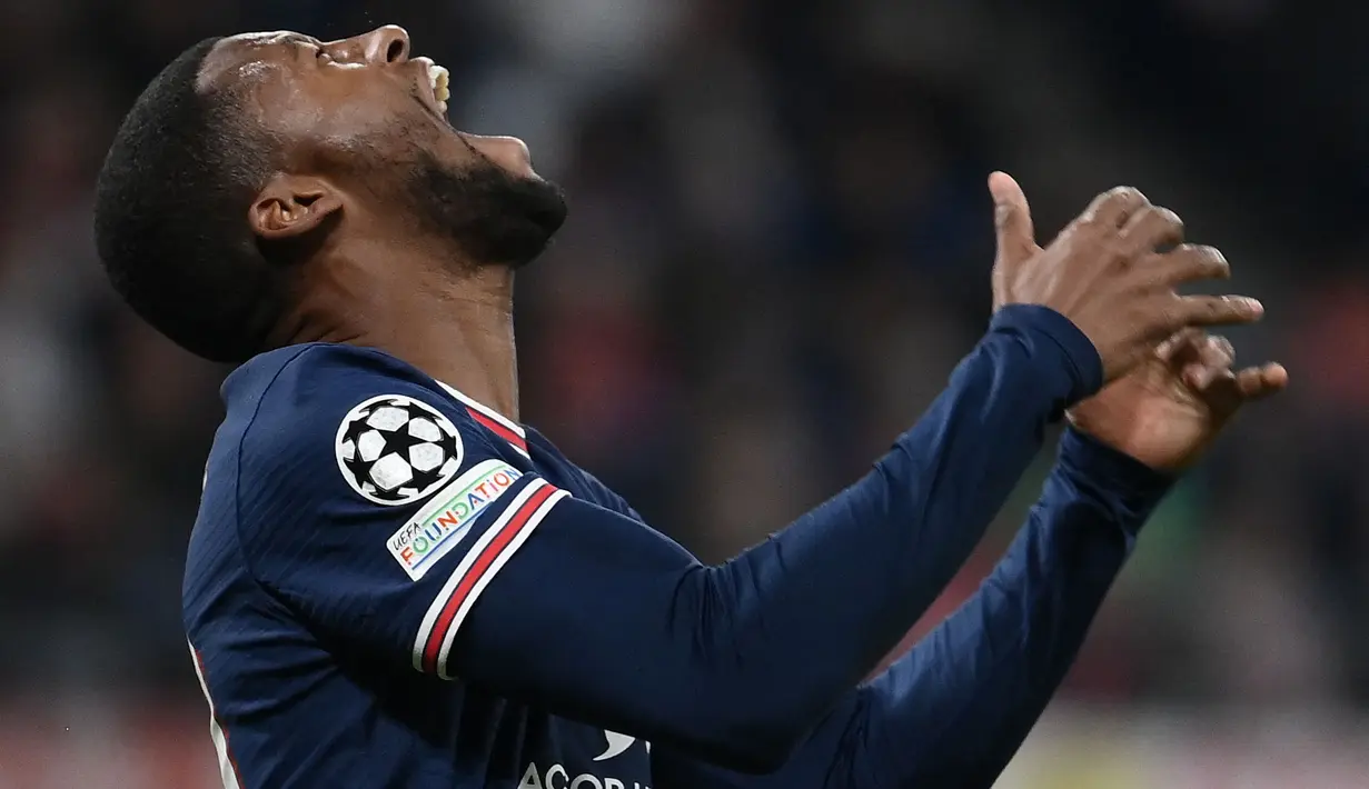 Georginio Wijnaldum memutuskan meninggalkan Liverpool menuju PSG walaupun telah menjadi pemain starter dan banyak dicintai oleh fans di Anfield. Sayangnya, ia bernasib kurang beruntung, karena dirinya hanya bermain dau laga penuh dari 10 pertandingan PSG di Liga Prancis. (AFP/Franck Fife)