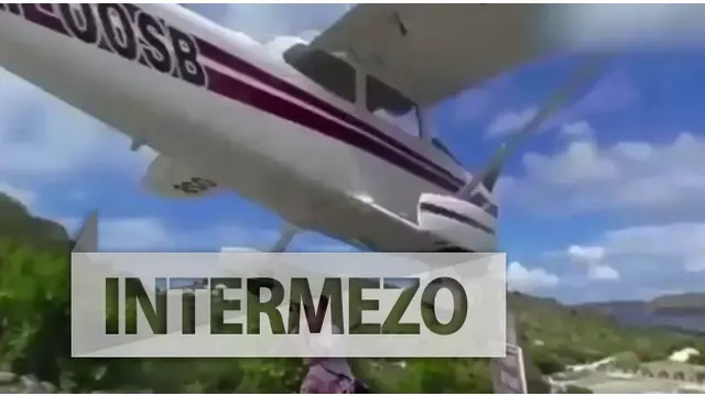 Pria Ini Nyaris Tersambar Pesawat Saat Memotretnya dari Dekat