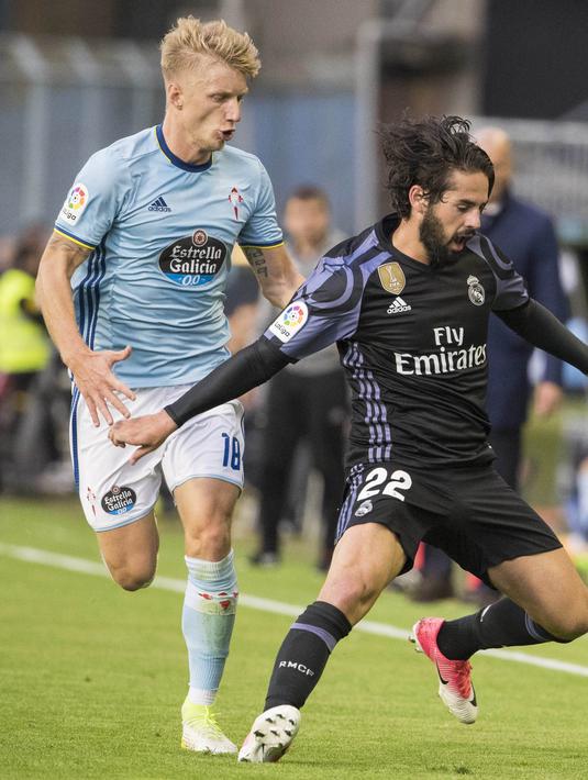 Pemain RC Celta, Daniel Wass (kiri) membayangi pemain Real Madrid, Isco pada lanjutan La Liga di Balaidos stadium, Vigo, Rabu (17/5/2017). Madrid menang 4-1. (AP/Lalo R. Villa)
