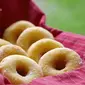 Yuk bikin donat kentang untuk camilan sore keluarga.| Via: hello-pet.