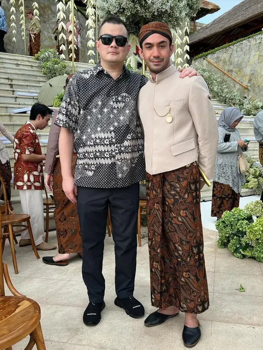 Di saat akad nikah, keduanya tampil gentleman bak mas-mas Jawa dengan setelan beskap dan kain batik sebagai bawahan. [Foto: Instagram/imantang75]