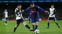 Striker Barcelona, Lionel Messi, berusaha melewati gelandang Valencia, Francis Coquelin, pada laga leg pertama semifinal Copa Del Rey di Stadion Camp Nou, Jumat (2/2/2018). Barcelona menang 1-0 atas Valencia. (AP/Manu Fernandez)