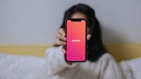 Ilustrasi perempuan sedang menggunakan aplikasi kencan online. (Dok. Pexels.com/Cottonbro)