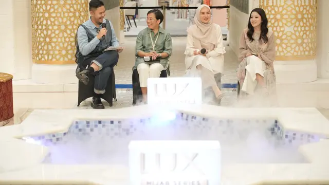 Koleksi Ria Miranda yang tampil di ajang Rayya Fashion Festival 2023 di persembahkan oleh Lux Hijab Series