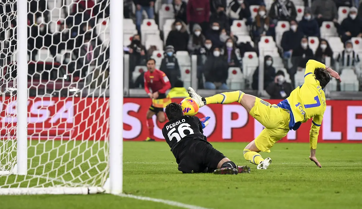 Penyerang Juventus, Dusan Vlahovic berusaha mencetak gol ke gawang Sassuolo dalam pertandingan perempat final Coppa Italia di Stadion Allianz, Turin, Jumat (11/2/2022). Dengan kemenangan ini, Juventus berhasil melaju ke semifinal dan akan melawan Fiorentina. (Fabio Ferrari/LaPresse via AP)