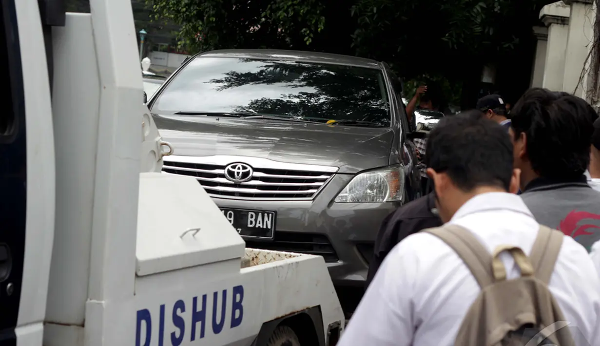 Dinas Perhubungan DKI Jakarta belum bisa meniadakan sepenuhnya parkir liar yang menjadi salah satu penyebab kemacetan di Ibu Kota berkali-kali parkir liar balik lagi ke bahu jalan, Jakarta Pusat, Rabu (7/1/2015). (Liputan6.com/Faizal Fanani)