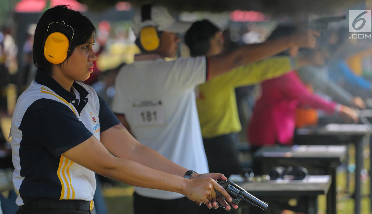 Puluhan polwan mengikuti kejuaran menembak Polwan Cup tahun 2017 di Lapangan tembak Brimob, Kelapa Dua, Depok, Senin (4/9). Kejuaran ini digelar dalam rangka hut Polwan ke-69. (Liputan6.com/Faizal Fanani)
