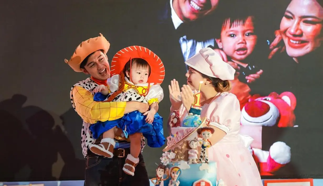 Mereka tampil kompak mengenakan kostum karakter film kartun Toy Story. Hito pun memilih kostum Woody untuk memeriahkan ulang tahun buah hatinya [instagram/felicyangelista_]